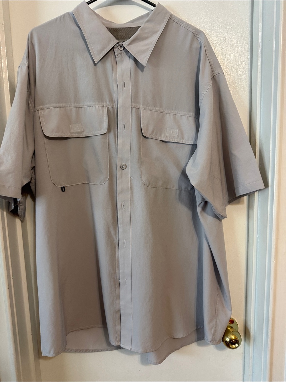 Columbia Men's Short-Sleeve Button-Down Shirt in Light Gray